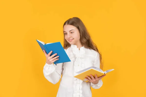 Allegro bambino lettura libro scolastico su sfondo giallo, scuola — Foto Stock