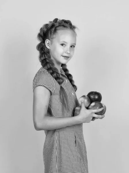 Enfant tenir des fruits de pomme sains pour manger des vitamines naturelles tout en suivant un régime, l'enfance — Photo