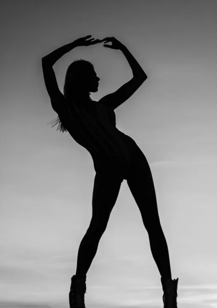 Mulher bailarina figura sombra silhueta no céu da noite, silhueta — Fotografia de Stock
