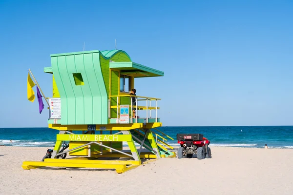 Miami Beach, Florida Amerikai Egyesült Államok - április 15, 2021: lifeguard tower on summer beach in miami — Stock Fotó