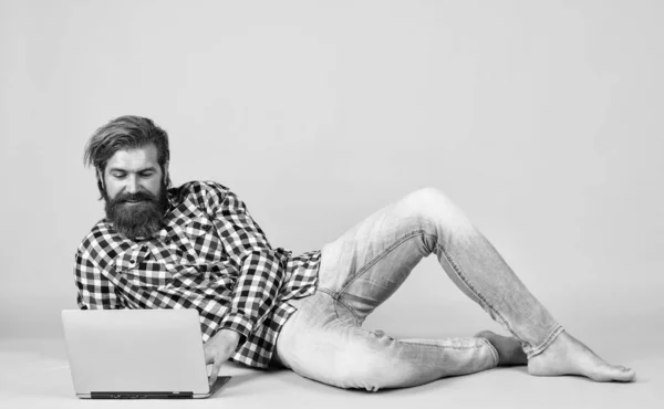 Time to relax. bearded guy in checkered shirt listens to online lecture. webinar and business training. using laptop. concept of online learning. Social distance. Attentive man with notebook — Stock Photo, Image