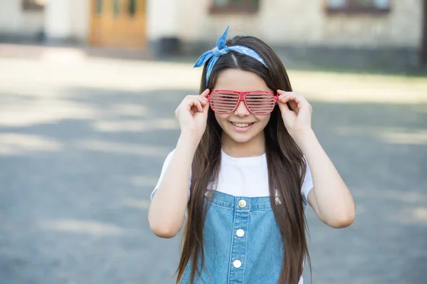 Chica alegre en gafas de fiesta al aire libre. moda de verano — Foto de Stock