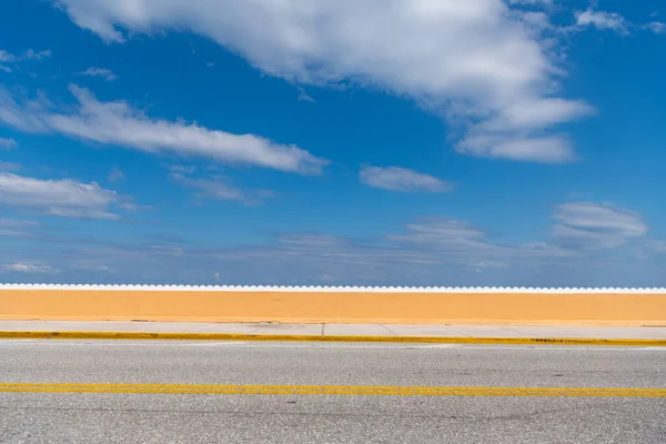 Strada asfaltata con linea di marcatura e cielo nuvoloso — Foto Stock