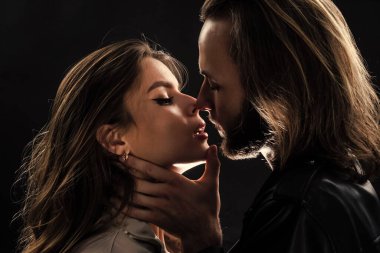 Birbirine aşık çiftler. Modaya uygun bir çift portresi. Uzun sakallı, uzun saçlı adam, kadını öpüyor..