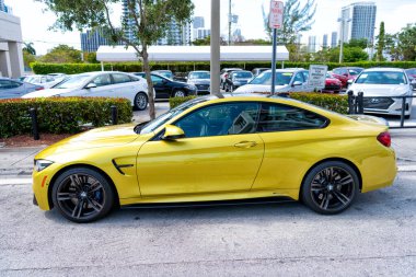 Miami Beach, Florida USA - 15 Nisan 2021: Sarı bmw m4, yan görüş. Lüks spor araba.