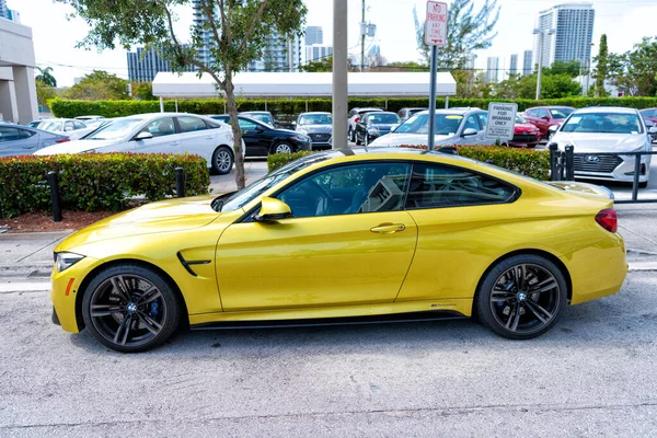 Miami Beach, Florida Verenigde Staten - 15 april 2021: geel bmw m4, zijaanzicht. luxe sportwagen — Stockfoto