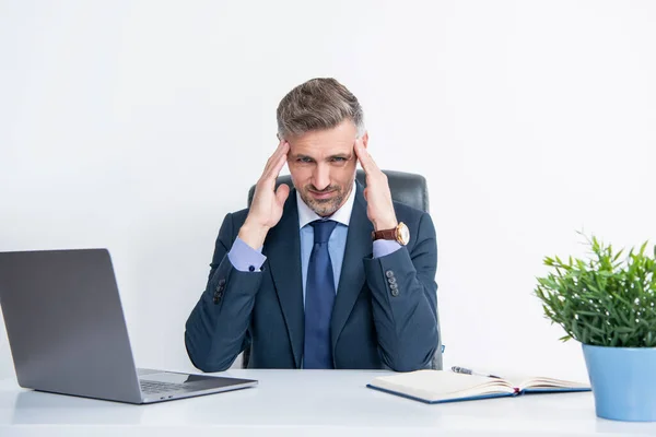 Homem de negócios sobrecarregado estressado sentado no escritório de negócios — Fotografia de Stock