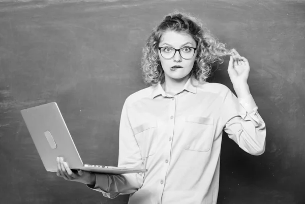 Fernstudium. Lehrer-Notizbuch-Hintergrund. Informatik und Programmierung. Mädchen surfen im Internet. Schule für digitale Technologien. Moderne Bildung. Online-Kurs. Online-Schule — Stockfoto