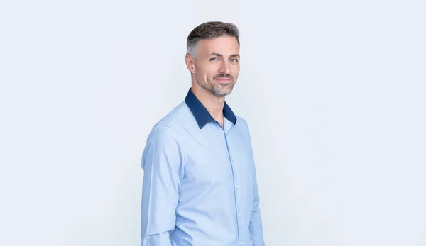 Positief volwassen ceo dragen zakelijke shirt op grijze achtergrond — Stockfoto