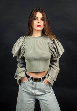 Moda modelliği. Siyah arka plan modeli. Şık bir model. Kapak kızı. Güzel kadın..