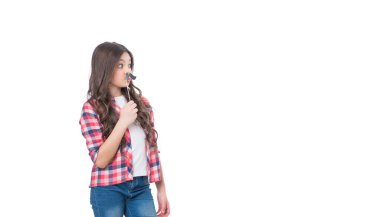 Parti aksesuarları olan genç çocuk beyaz arka planda kopya alanı ile izole edilmiş.