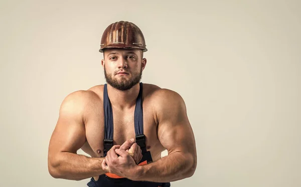 정비공 복장, 건축, 복사 공간에 강한 근육을 가진 운동 선수 — 스톡 사진