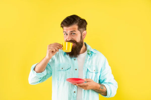 Sorrindo homem sem barba na camisa com café no fundo amarelo, café expresso — Fotografia de Stock