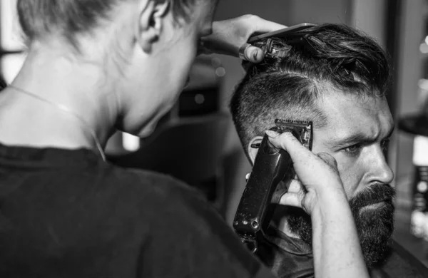 Primer plano de barba estilo peluquero a hombre en la barbería, Peluquero estilista personal — Foto de Stock