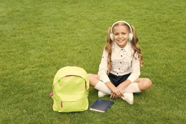 Dinleme zevkini yeni bir seviyeye çıkar. Mutlu çocuk müzik dinler. Dinleme algısı