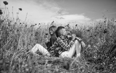 Genç çift kırmızı çayırda eğleniyor, romantizm.