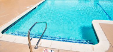 Yazın yüzme havuzunda mavi su. yaz tatili