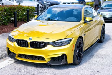 Miami Beach, Florida USA - 15 Nisan 2021: Sarı bmw m4, köşe manzaralı. Lüks spor araba.