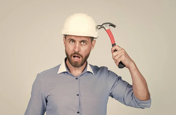 Empresario golpeó casco. Ingeniero arquitecto jefe. ingeniero profesional en hardhat. — Foto de Stock