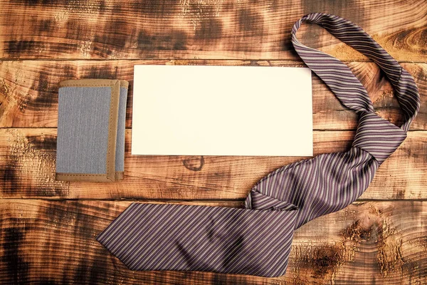 Δεμένη επίσημη γραβάτα και mens πορτοφόλι με το κομμάτι του χαρτιού για αντίγραφο χώρο ξύλινο φόντο, αξεσουάρ — Φωτογραφία Αρχείου