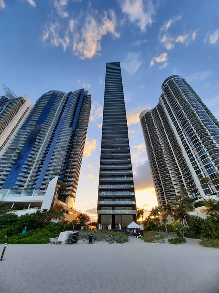 Sunny Isles beach with high-rise buildings modern urban architecture, USA — Stock Photo, Image