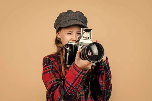 역 사진 카메라를 가진 십 대 소녀는 유행하는 모자와 체크무늬 재킷, 빈티지 사진을 착용 한다 — 스톡 사진