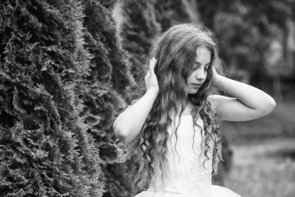 Hermosa chica de pelo largo rizado con vestido blanco, inocencia y concepto de ternura — Foto de Stock