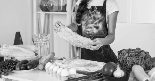 味わえ。プロのメニューだ。制服を着た10代の少女シェフ。子供はレシピで調理する方法を学び — ストック写真