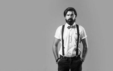 Eski moda sakallı hippi. Askılı ve papyonlu moda bir adam. Klasik kıyafetler içinde kendine güvenen ve zarif bir adam. Erkeklik ve karizma. Resmi parti kıyafet yönetmeliği. Boşluğu kopyala