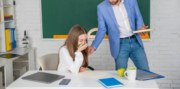 Kind lernt im Klassenzimmer mit verwirrtem Lehrer — Stockfoto