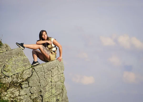 Aktiv semester. vägen till framgång. berg resor och vandring. Bergsklättring. bergsklättrande älskare. når toppen. kvinna slappna av på bergsklippan. känna frihet. extremt fri. alpinism livsstil — Stockfoto