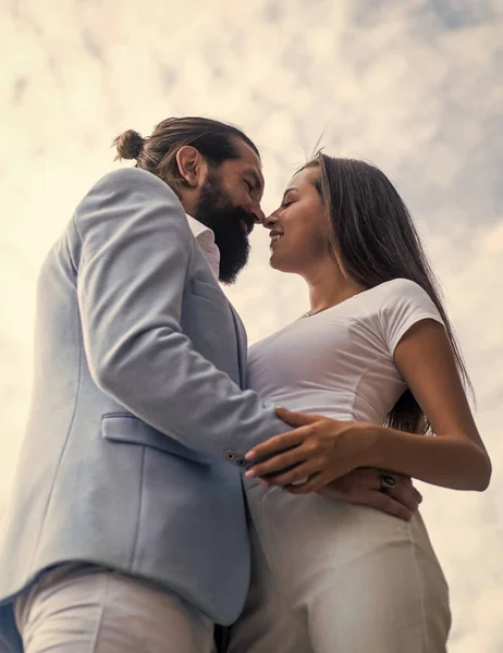 Paar verliebt in Mann und Frau im Freien, küssen — Stockfoto