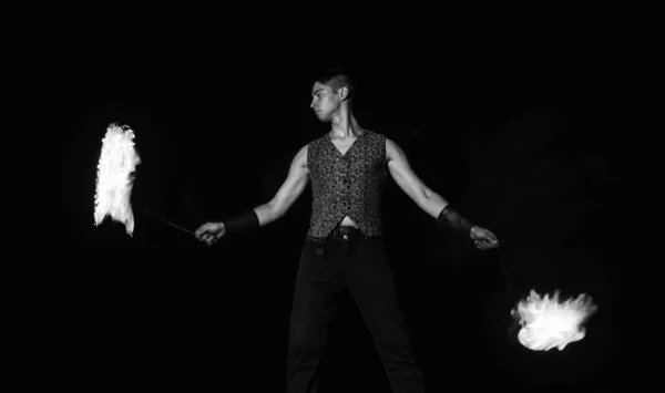 Fogo performer homem executar queima poi girando na escuridão ao ar livre, realizando — Fotografia de Stock