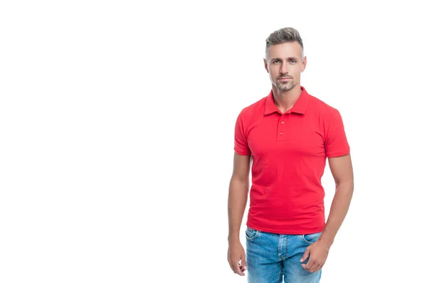 Hoary przystojny mężczyzna z grizzled włosy w czerwonej koszuli izolowane na białym tle — Zdjęcie stockowe