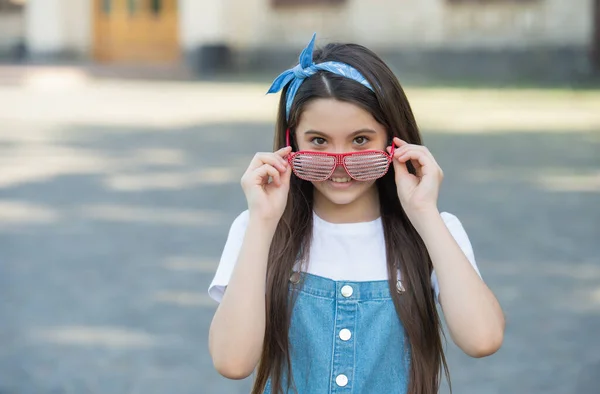 Chica feliz en gafas de fiesta al aire libre. moda de verano —  Fotos de Stock