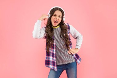 Yeni teknoloji. Çocukluk gelişimi. Modern kulaklıklı çocuk. çevrimiçi eğitim.