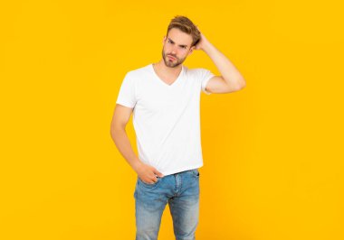 Sarı arka planda tüylü seksi adam, sıradan.