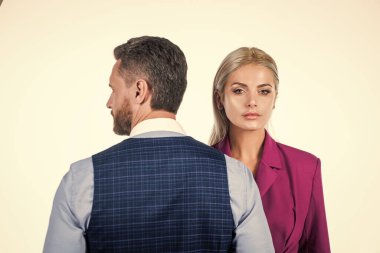 Şirket modasında kendine güveni olan bir çift beyaz tenli, çelişkili görünüyor.