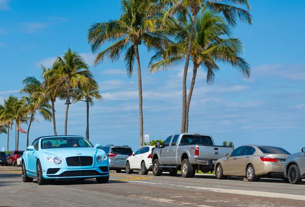 Палм-Бич, Флорида США - 21 марта 2021: синий бентли автомобиль на дороге в Палм-Бич — стоковое фото