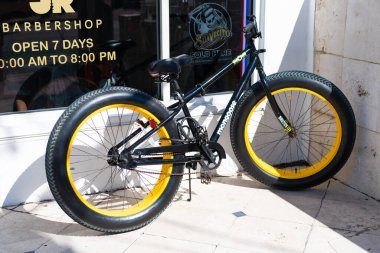 Miami Beach, Florida USA - 13 Nisan 2021: Mongoose Brutus Bisikleti, yan görüş. Sahil kruvazörü