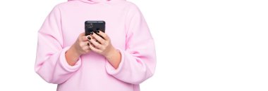 Beyaz fotokopi alanı ve sosyal medyada izole edilmiş cep telefonu kullanan sıradan pembe kapüşonlu kız görüntüsü