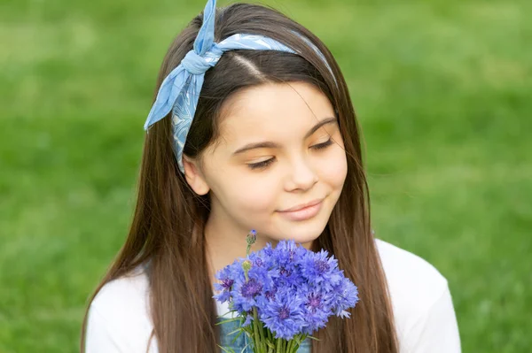 Retrato de criança adolescente com flores de primavera — Fotografia de Stock