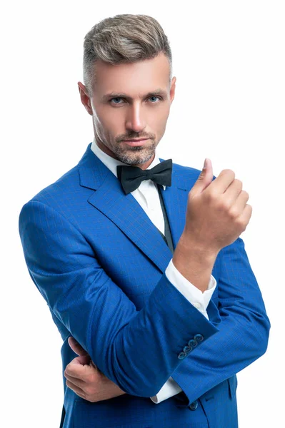 Kaukasische formele man in blauwe smoking bowtie geïsoleerd op witte achtergrond — Stockfoto