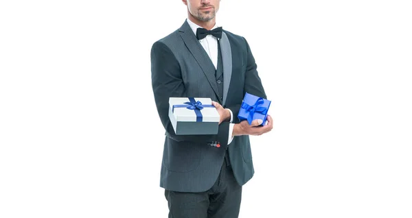Hombre en esmoquin con caja de recompensa de negocios aislado en blanco — Foto de Stock