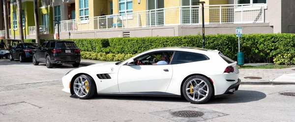 Miami Beach, Florida USA - April 15, 2021: λευκή Ferrari 458 Spider, πλαϊνή άποψη. πολυτελές σπορ αυτοκίνητο — Φωτογραφία Αρχείου