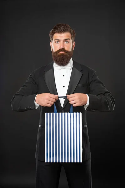 Hombre en esmoquin pajarita formalwear sobre fondo negro con bolsa para hombre día. espacio de copia — Foto de Stock