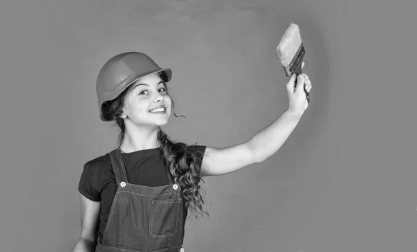 Adolescente chica pintor en protector casco uso pintura cepillo, creatividad — Foto de Stock