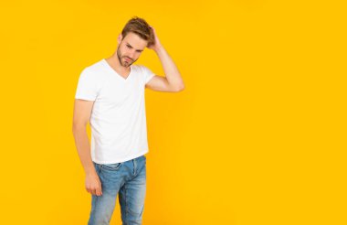 Erkek güzelliği. Beyaz gömlekli kıllı adam. Sakallı genç adam saçlarına dokundu.