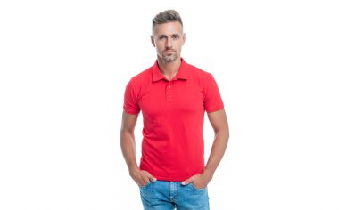 Beyaz arka planda kırmızı tişörtlü, beyaz saçlı, olgun, yakışıklı bir adam.