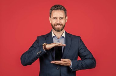 Telefon uygulaması reklamı. İş adamı ürünü sunuyor. yeni akıllı telefonun sunumu.